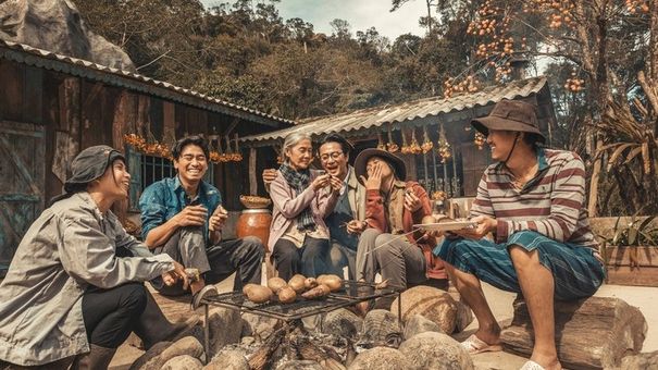 Không thể ngờ Lật mặt 7 có thể vượt doanh thu Nhà bà Nữ một cách ấn tượng