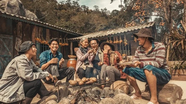 Không thể ngờ Lật mặt 7 có thể vượt doanh thu Nhà bà Nữ một cách ấn tượng