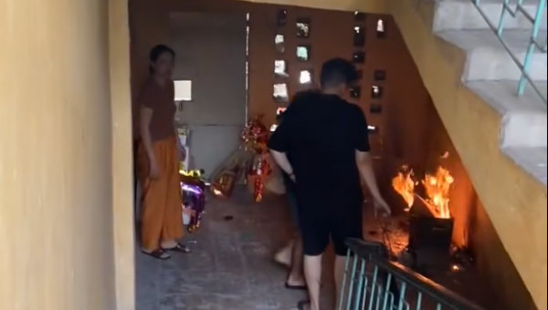 1 phụ nữ bị phạt 4 triệu đồng vì đốt vàng mã ở cầu thang bộ khu tập thể