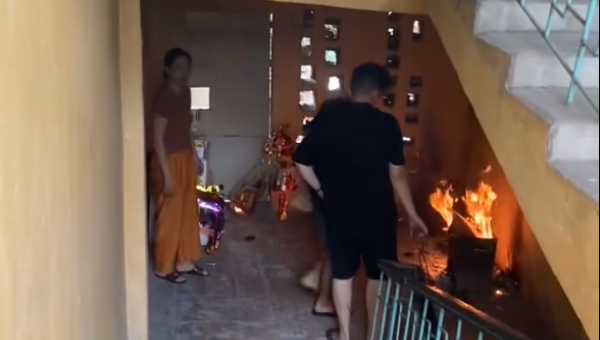 1 phụ nữ bị phạt 4 triệu đồng vì đốt vàng mã ở cầu thang bộ khu tập thể