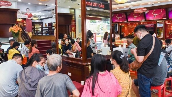 Giá vàng giảm mạnh, nhiều nhà đầu tư 