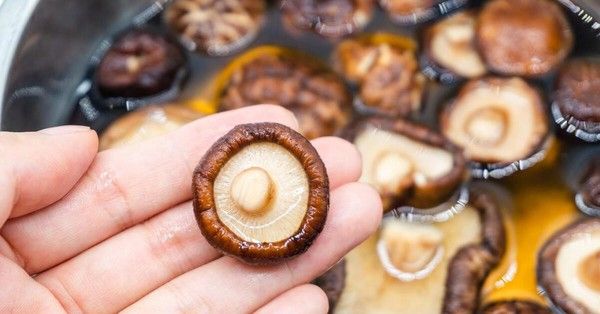 Đừng đổ nước ngâm nấm hương đi vì đây là bí quyết tạo nên hương vị umami cho món ăn mà ít người biết