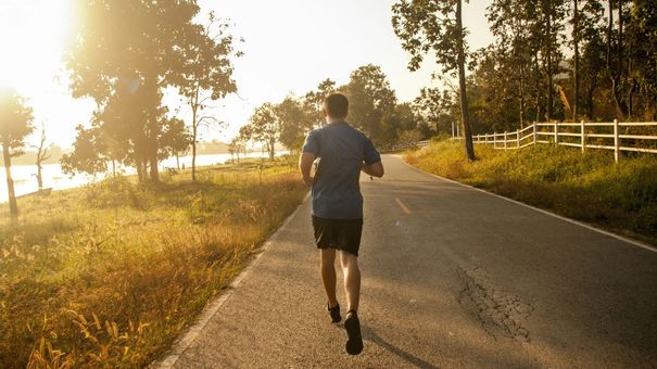 Lời khuyên uống nước cho người chạy bộ trong mùa nắng nóng