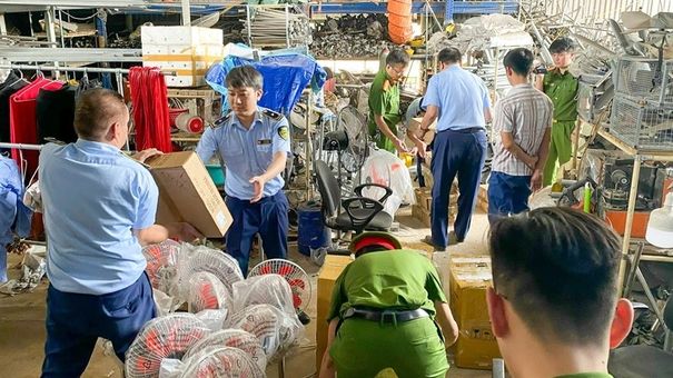 'Vua quạt' bị phạt 40 triệu đồng, tịch thu hàng nghìn linh kiện nhập lậu