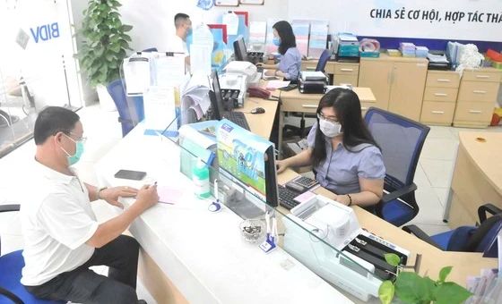 Hàng loạt ngân hàng tăng lãi suất tiết kiệm, lãi suất vay có tăng?