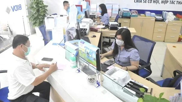 Hàng loạt ngân hàng tăng lãi suất tiết kiệm, lãi suất vay có tăng?