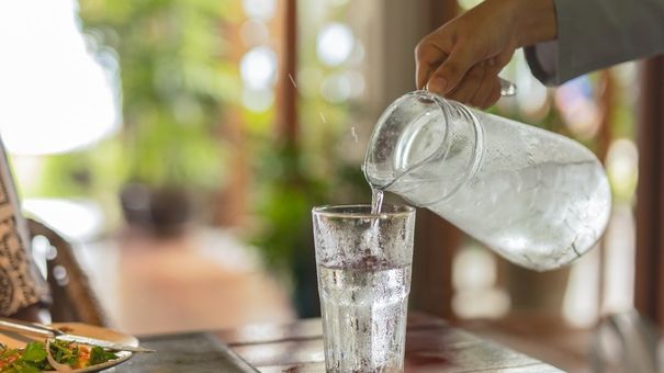Nên uống nước vào thời điểm nào để giảm cân?