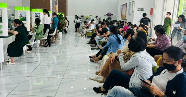 Người TPHCM xếp hàng mua vàng