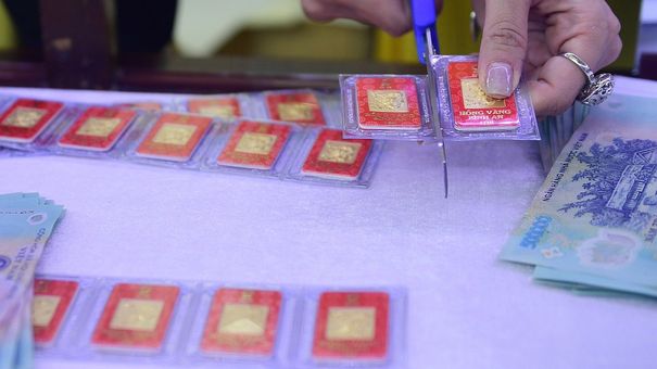 Có nên mua vàng lúc này khi giá vàng giảm liên tục?