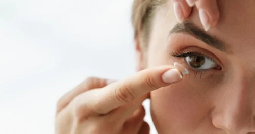 Đeo kính áp tròng đi ngủ thường xuyên nguy cơ hỏng giác mạc