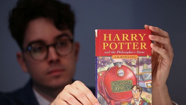 Bìa gốc 'Harry Potter và Hòn đá phù thủy' giá 1,9 triệu USD