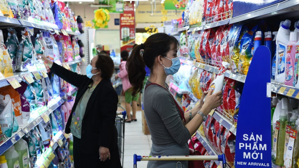 Nửa năm chi tiêu dè sẻn của người Việt