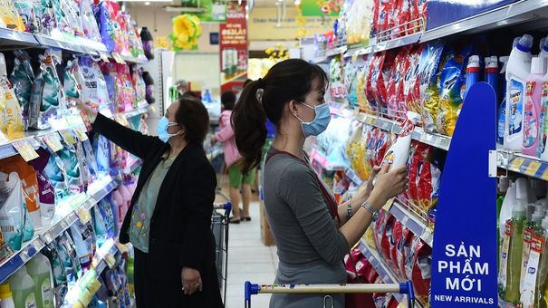 Nửa năm chi tiêu dè sẻn của người Việt