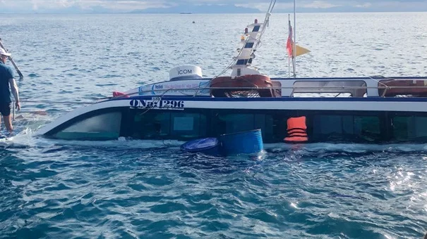Va vào đá ngầm, ca nô chở 20 hành khách ở Cù Lao Chàm bị chìm