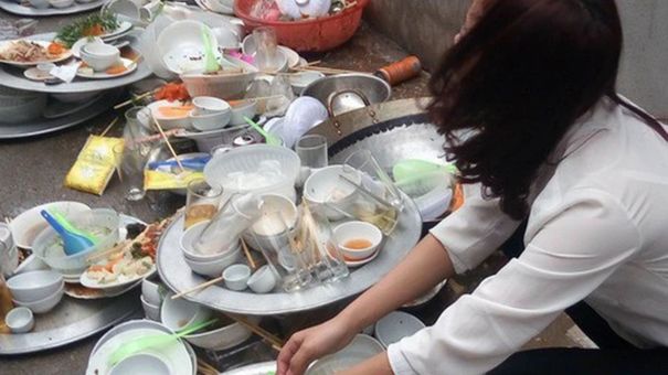 Tranh cãi về việc con gái phải rửa chén khi đến nhà bạn trai