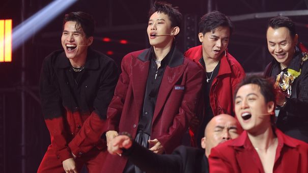 Khán Giả Ấn Tượng Với Sân Khấu Live 'Hoả Ca' Bùng Nổ Của 33 Anh Tài