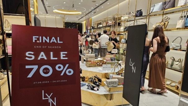 Thời trang giảm giá 'sập sàn', 100.000 đồng đã mua được áo hiệu