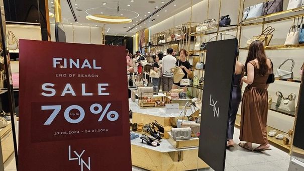 Thời trang giảm giá 'sập sàn', 100.000 đồng đã mua được áo hiệu
