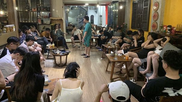 Xuyên đêm chơi cùng người lạ ở quán cà phê