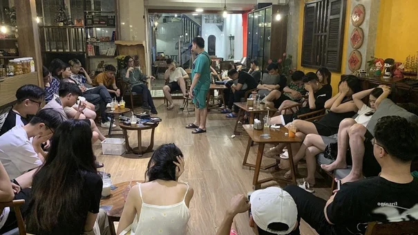 Xuyên đêm chơi cùng người lạ ở quán cà phê