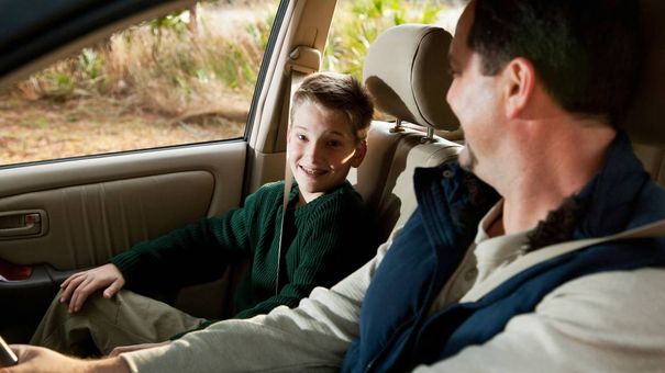 Đề Xuất Phạt Các Trường Hợp Trẻ Dưới 10 Tuổi Ngồi Hàng Ghế Trước Ô Tô
