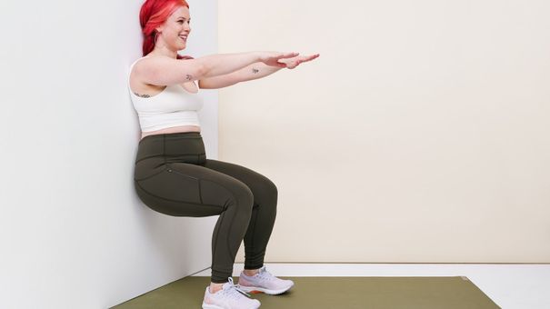 5 bài tập Pilates với tường giúp cơ thể săn chắc cho phụ nữ tuổi 50