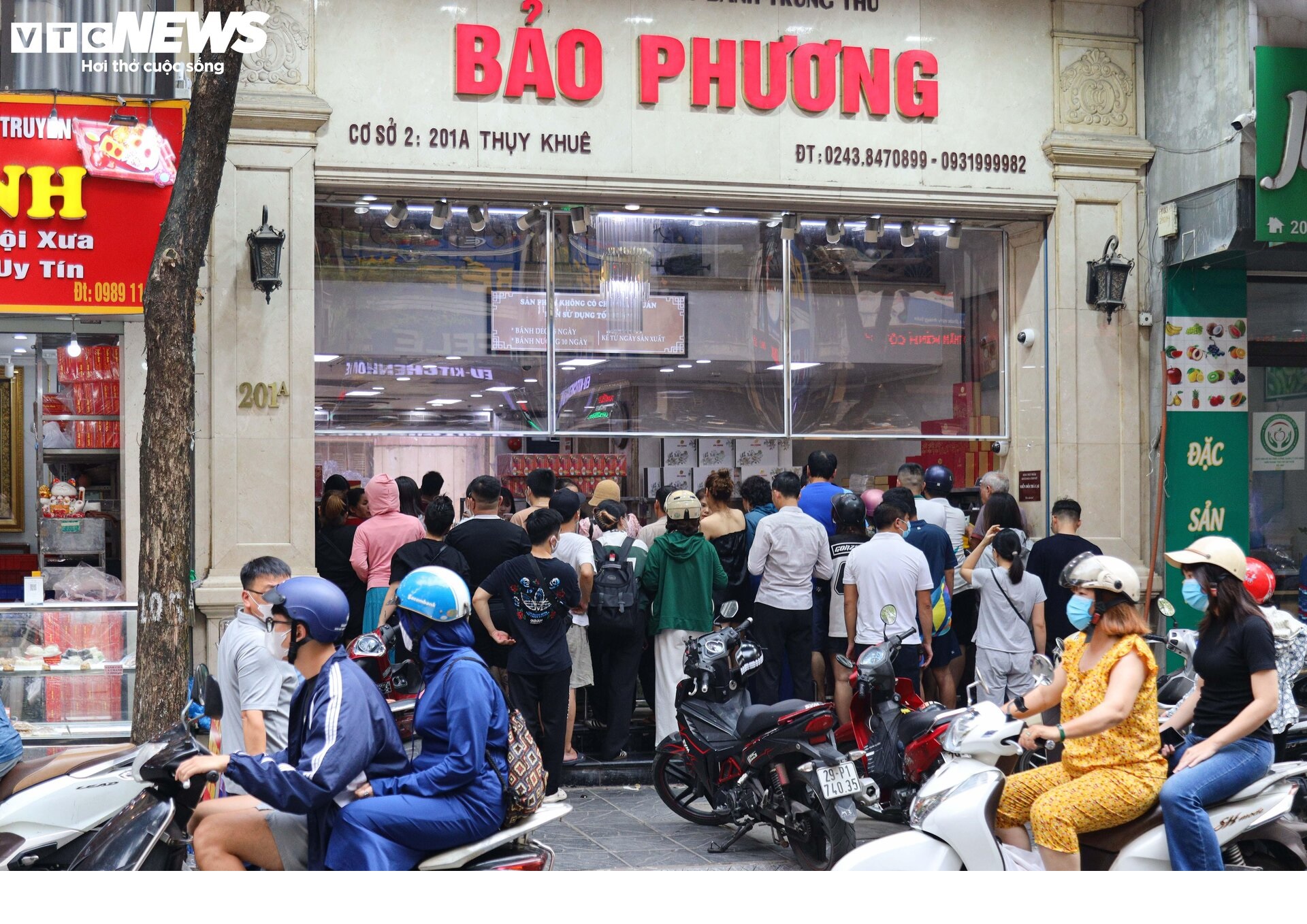 Khách nườm nượp xếp hàng chờ mua bánh trung thu truyền thống ở Hà Nội
