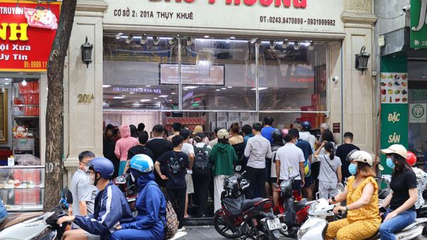 Khách nườm nượp xếp hàng chờ mua bánh trung thu truyền thống ở Hà Nội