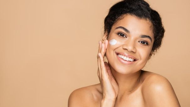 Có nên sử dụng kem chống nắng làm kem lót nền trang điểm?