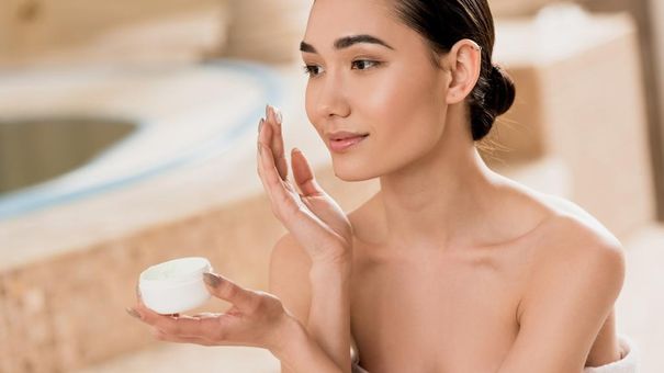 Làm gì để chăm sóc da khi thời tiết chuyển mùa?