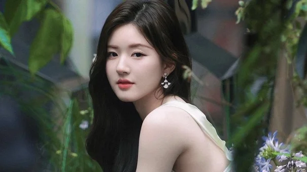 Triệu Lộ Tư bị chỉ trích vì sự xuất hiện dày đặc trên các phương tiện truyền thông dù tuyên bố nghỉ ngơi để chữa bệnh