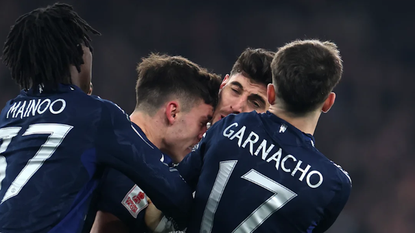Manuel Ugarte cầu thủ được yêu thích nhất của Man Utd có nguy cơ bị đình chỉ vì ẩu đả trong trận đấu căng thẳng ở FA Cup