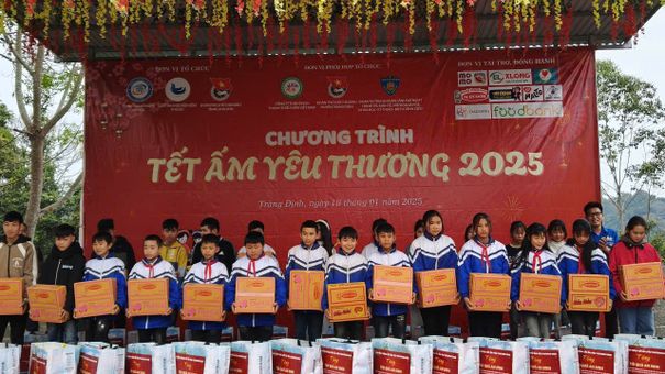 Mang Tết ấm yêu thương đến với các em thiếu nhi, người dân huyện Tràng Định, Lạng Sơn
