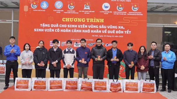 Trao gần 200 xuất quà và vé xe miễn phí cho các bạn sinh viên có hoàn cảnh khó khăn