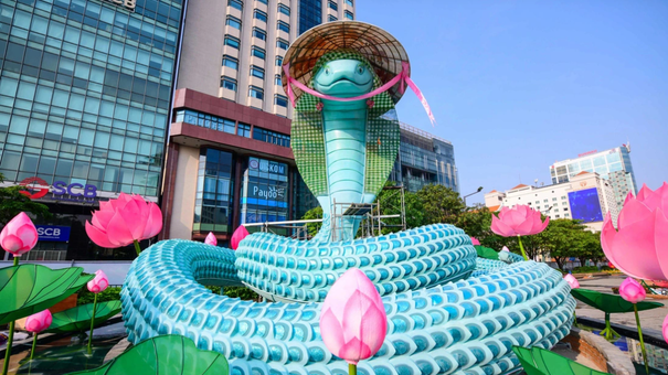 Đường hoa Nguyễn Huệ Tết dần lộ diện, du khách thích thú nàng Tỵ 'con gái miền Nam'