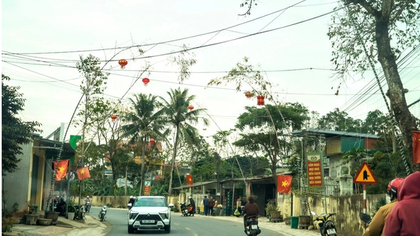 Làng Quê Phục Dựng Cây Nêu Ngày Tết, Cả Xóm Lung Linh Đèn Hoa