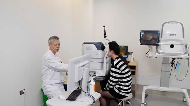 Bệnh viện mắt đầu tiên tại Đông Nam Á trang bị máy chụp ảnh màu đáy mắt trường siêu rộng