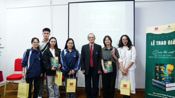 Trao giải cuộc thi viết 