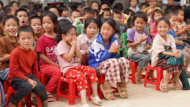 VIETRAVEL TIẾP TỤC HÀNH TRÌNH SẺ CHIA YÊU THƯƠNG ĐẾN CÁC EM NHỎ VÙNG CAO TẠI MỘC CHÂU