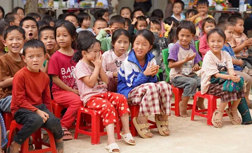 VIETRAVEL TIẾP TỤC HÀNH TRÌNH SẺ CHIA YÊU THƯƠNG ĐẾN CÁC EM NHỎ VÙNG CAO TẠI MỘC CHÂU