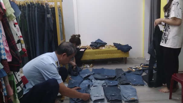 Đồng Tháp: Phát hiện 1 cơ sở kinh doanh hàng hóa không rõ nguồn gốc, xuất xứ qua mạng xã hội TikTok