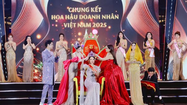 Ngọc Sơn, Phương Thanh “cháy” hết mình tại “Kinh kỳ, phố Hiến” Hưng Yên trong đêm đăng quang Miss VietNam Business 2025 của nữ doanh nhân Hoàng Thu Thuỷ