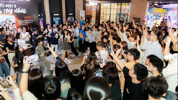 “Lật mặt 8” của Lý Hải vỡ òa khi được khán giả yêu thương, vây kín tại Cinetour