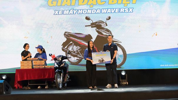 Hàng nghìn phần quà, xe máy và sản phẩm Red Bull được trao tặng tại đêm nhạc hội dành cho thanh niên công nhân