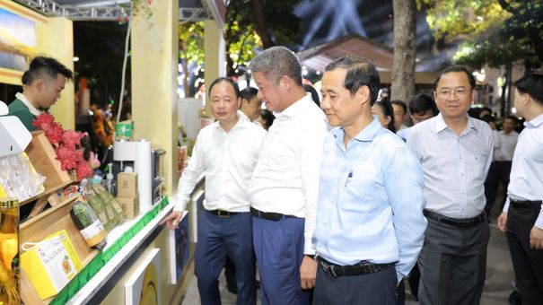 Người Hà Nội mua đặc sản Lâm Đồng chính gốc ngay phố đi bộ hồ Gươm