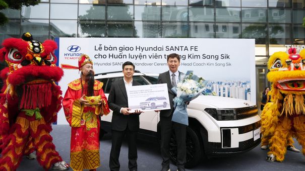Hyundai Thành Công Việt Nam bàn giao xe Hyundai Santa Fe Calligraphy 2.5 Turbo cho HLV bóng đá Kim Sang-sik