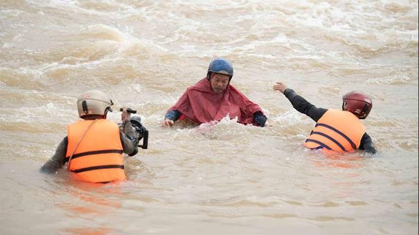 Lý Hải liều mình quay đại cảnh lũ nghẹt thở trong 'Lật Mặt 8: Vòng Tay Nắng’”