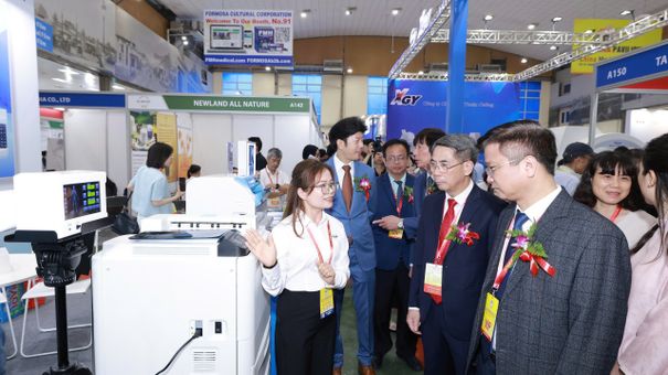 Vietnam Medi-Pharm 2025 chính thức khai mạc tại Hà Nội với 450 gian hàng y tế, dược phẩm
