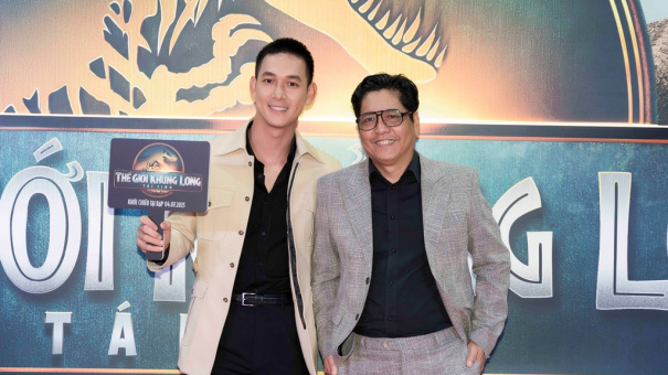 Song Luân đốn tim fan với diện mạo như hoàng tử, Chúng Huyền Thanh ghi điểm với diện mạo cực rạng rỡ tại sự kiện ra mắt “Thế Giới Khủng Long: Tái Sinh”