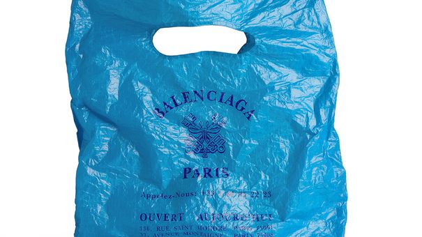 Balenciaga gây sốc với túi tote 26 triệu đồng: Trông như túi nilon siêu thị